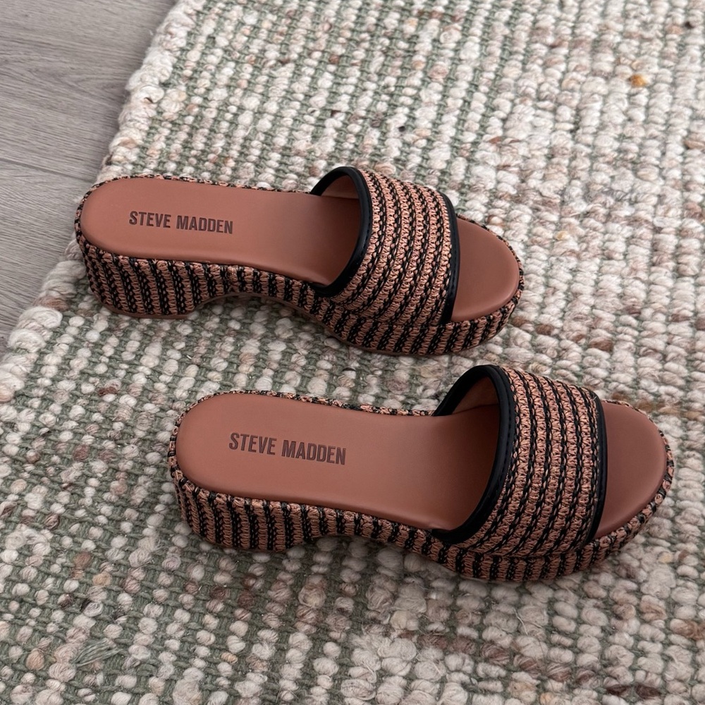 Steve Madden Tan and Black Woven Slide Sandals